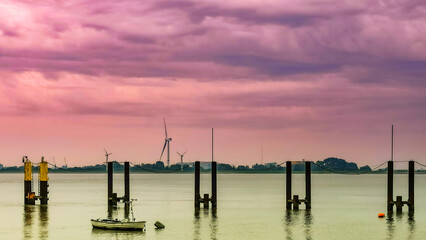 Die Weser kurz vor Bremerhafen im Hintergrund sind Windräder 