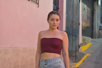Modelo hermosa vistiendo camisa roja lindos ojos y cabello recogido