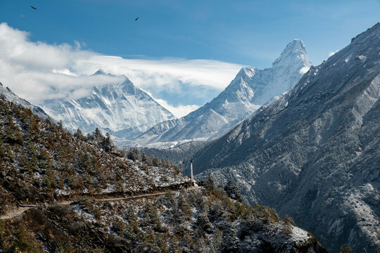 Trekking along the Khumbu valley