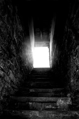 Dunkler alter Treppenaufgang mit hellem Ausgang - 764194367