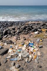 des déchets plastiques sur une plage de Dakar au Sénégal en Afrique occidentale