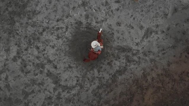 Vista a&eacute;rea de jinete cabalgando