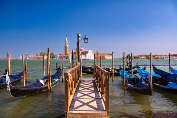 Vista delle gondole di venezia con sullo sfondo l'isola di San Giorgio Maggiore, Venezia, Italia