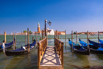Vista delle gondole di venezia con sullo sfondo l'isola di San Giorgio Maggiore, Venezia, Italia - 764246501