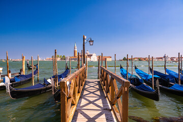 Vista delle gondole di venezia con sullo sfondo l'isola di San Giorgio Maggiore, Venezia, Italia