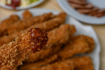 Pyszne smażone skrzydełka z kurczaka w panko jedzone z sosem barbecue