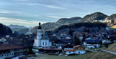 Sachrang mit der barocken Pfarrkirche St. Michael, Chiemgau, Bayern, Deutschland