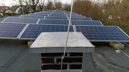 Panele słoneczne, fotowoltaika na dachu budynku jednorodzinnego, ekologia, widok z lotu ptaka. - 764262798