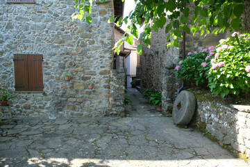 Il villaggio di Groppo nel comune di Sesta Godano in provincia di La Spezia, Liguria, Italia. - obrazy, fototapety, plakaty