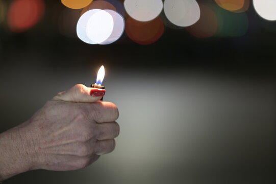 Nahaufnahme von Hand mit Feuerzeug