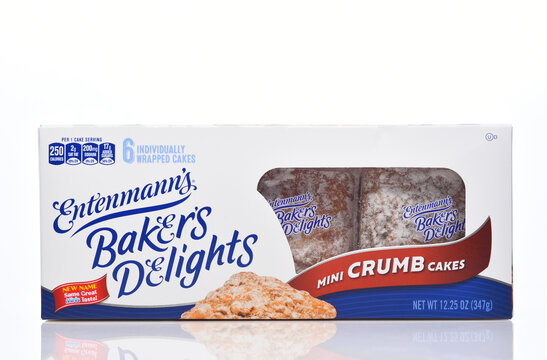 IRIVNE, CALIFORNIA - 21 MAR 2024: A box of Entenmanns mini Crumb Cakes.