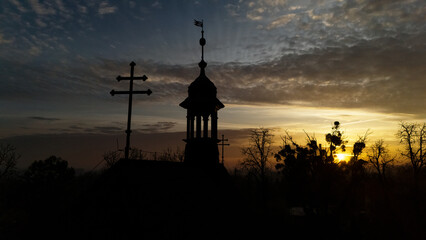 Wschód zachód, słońca, kościoła i krzyżem, widać z lotu ptaka.