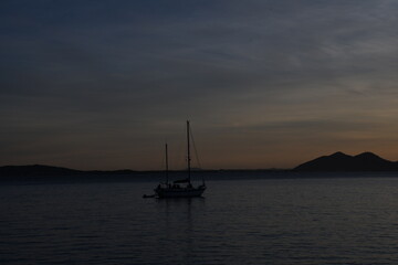 navegando en el atardecer