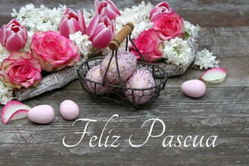 Carte de Pâques : œufs de Pâques et fleurs avec les mots Joyeuses Pâques.