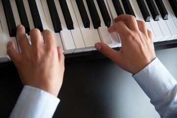 Mains d'un pianiste entrain de jouer