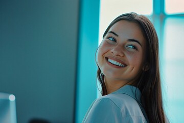 Portrait d'une jeune femme souriante en entreprise