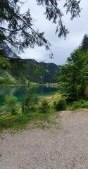 Droga w dolinie biegnąca wzdłuż jeziora gosausee. Austria