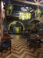 Intérieur d'un grand restaurant-bar indien avec simple décoration jardinière ou naturelle, des...