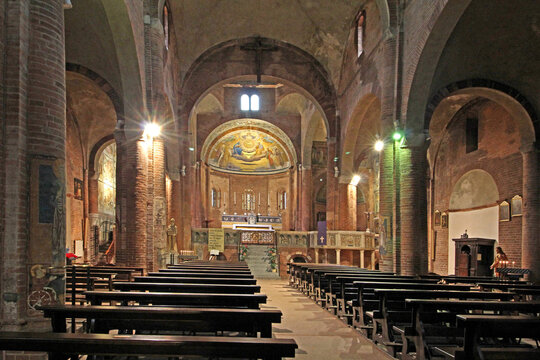 la navata centrale della chiesa romanica di San Teodoro a Pavia