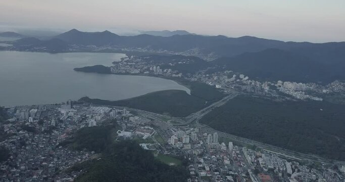 Paisagem Urbana Cidade Florianopolis Centro Trindade Itacorubi Beira Ilha Mar Ba&iacute;a Norte Morro da Cruz Pr&eacute;dio Obra Constru&ccedil;&atilde;o Arquitetura Engenharia Urbanismo Santa Catarina Por Sol Drone A&eacute;rea Brasil