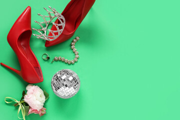 Female shoes with prom crown, disco ball and boutonniere on green background © Pixel-Shot