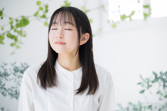  Young Asian (Japanese) woman in her 20s beauty beauty beauty image looking forward eyes closed