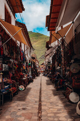 calle de Pisac, Mercado de artesanías en Pisac, Cusco 