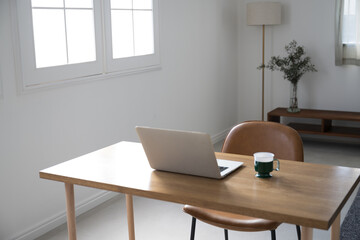 パソコンのある部屋　リモートワークや在宅のイメージ　人無し