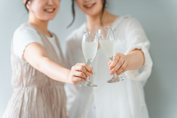 女子会・ホームパーティーでシャンパングラスで乾杯する女性（ママ友・友人・親友）  © buritora