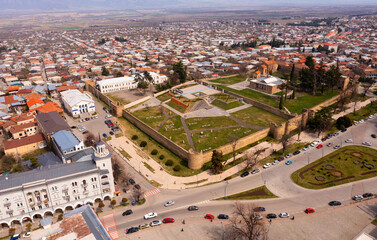 Obraz premium Aerial view of old Georgian town of Telavi overlooking ancient fortified Batonis Tsikhe complex in springtime, Kakheti