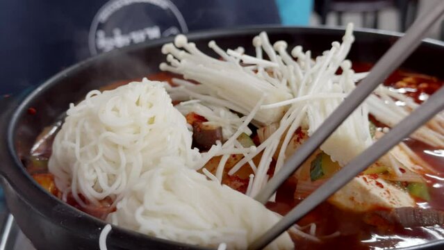 한국 전골 요리인 두부찌개, 김치찌개, 버섯찌개, 칼칼하고 매운 빨간 국물