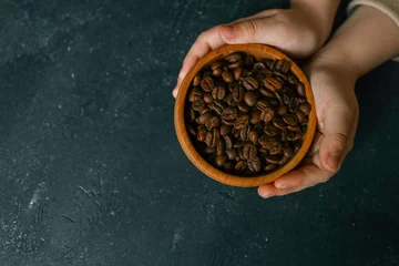 Foto op Plexiglas anti-reflex Coffee beans in a wooden plate on a black background © shine.graphics