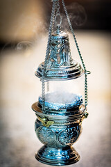 Turíbulo com fumaça do incenso