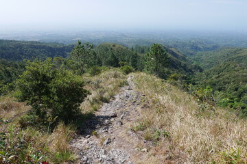 Fototapeta na wymiar Wanderweg durch Berglandschaft in El Valle de Antón in Panama