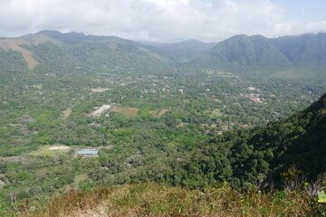 Fototapeta na wymiar Blick auf die Stadt El Valle de Antón in der Caldera in den tropischen Bergen in Panama