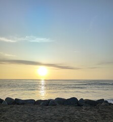 Atardecer en la playa, playa con cielo despejado, playa soleada
