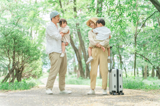 家族旅行・レジャー・行楽・リゾート・夏休みのイメージ（スーツケース・荷物）
