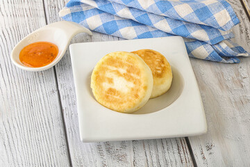 Baked cheesecakes with fruit jam