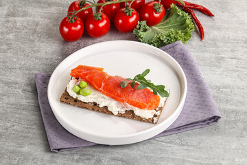 Crispy bread with salmon and cream cheese
