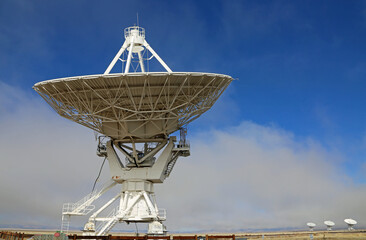 Large antenna pointing upwards - Very Large Array, New Mexico