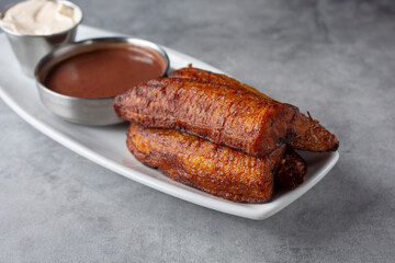 A view of a plate of fried plantains.