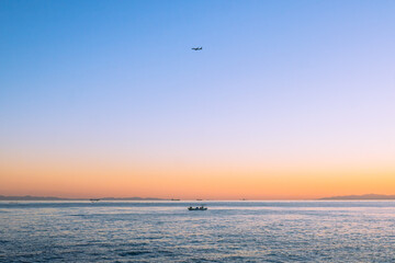 夕暮れ時の海に浮かぶ船