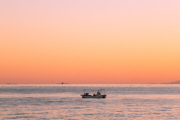 夕暮れ時の海に浮かぶ船