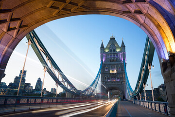 Night shot of Tower Bridge. - obrazy, fototapety, plakaty