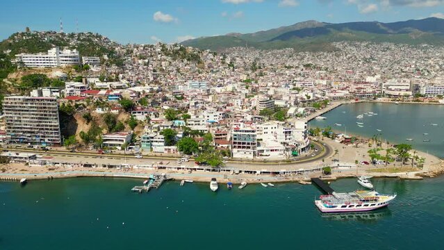 Lateral Sweep from Fisherman's Walk to Rotunda of Illustrious Men in Acapulco