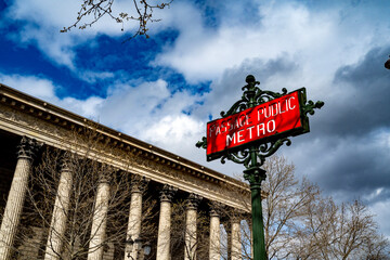 Panneau du Métro parisien sur fond d'église de la Madeleine - obrazy, fototapety, plakaty