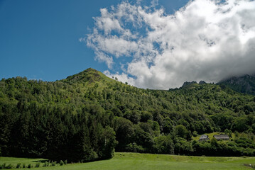 Fototapeta na wymiar Paysage de Montagne en été. Pyrénées, France
