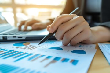 Obraz premium Businesswoman doing calculating financial report with business graph growth chart