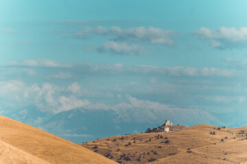 su una collina si intravede la stupenda bellezza di un castello con alle spalle, sullo sfondo una...