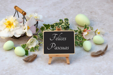 Carte de Pâques Joyeuses Pâques. Un bouquet de fleurs avec des œufs de Pâques et des vœux de...